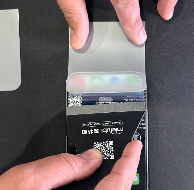 Smoothing from the center while removing the lower protective layer